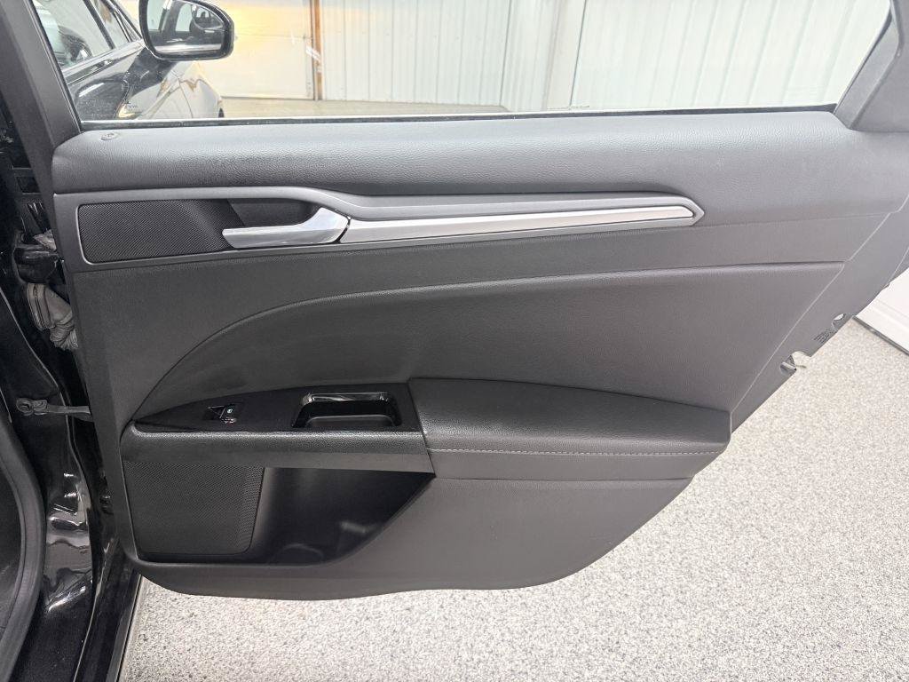 Used 2015 Ford Fusion Titanium FWD image 29