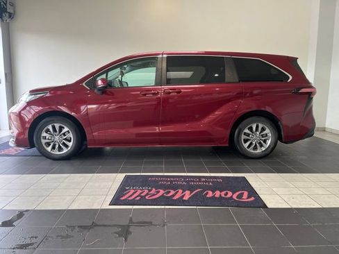 Used 2021 Toyota Sienna LE FWD image 1
