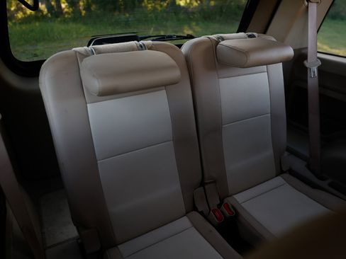 Used 2010 Ford Explorer XLT image 24