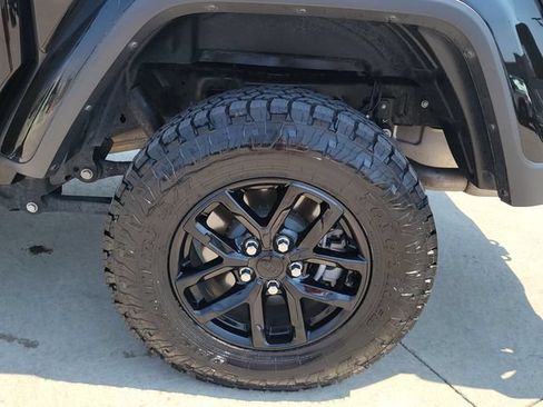 Used 2023 Jeep Gladiator Sport AWD/4WD image 12