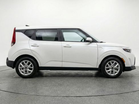 Used 2025 Kia Soul LX w/ LX Technology Package image 11