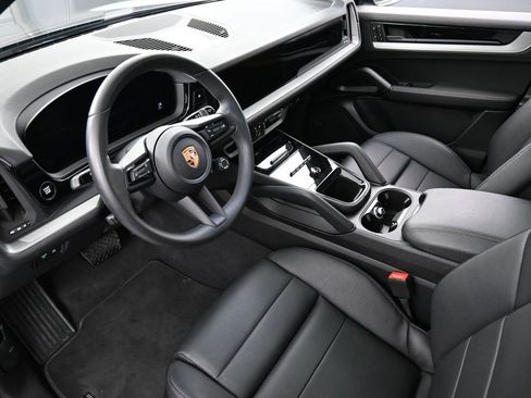 Certified 2025 Porsche Cayenne image 4