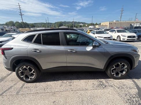 Used 2026 Chevrolet Trax LT w/ LT Convenience Package FWD image 8