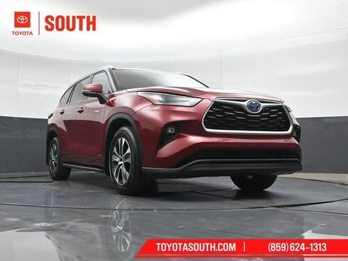 Used 2021 Toyota Highlander XLE AWD/4WD image 41