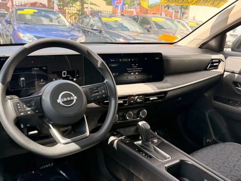 Used 2025 Nissan Kicks SV FWD image 17