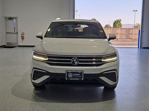 Used 2024 Volkswagen Tiguan SE w/ Panoramic Sunroof Package AWD/4WD image 3