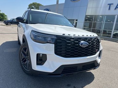 Used 2025 Ford Explorer ST image 5