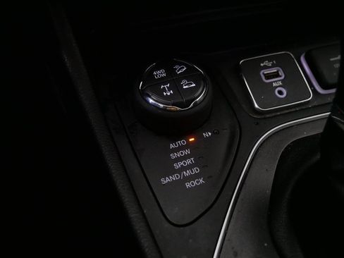 Used 2020 Jeep Cherokee Trailhawk w/ Cold Weather Group AWD/4WD image 23