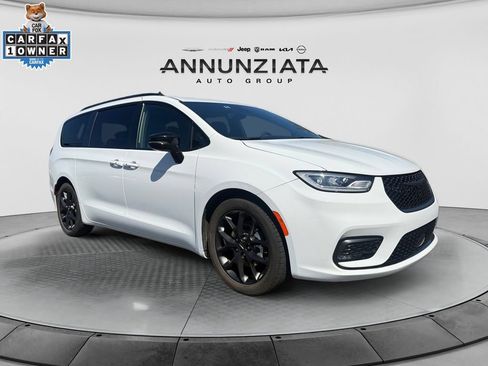 Used 2025 Chrysler Pacifica Limited FWD image 7