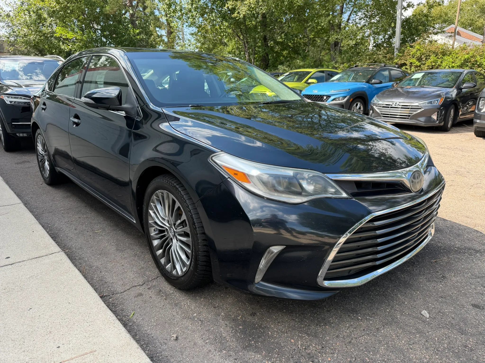 Used 2016 Toyota Avalon Limited w/ Toyota Safety Sense Package FWD image 4