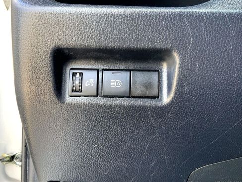 Used 2019 Toyota RAV4 LE FWD image 33