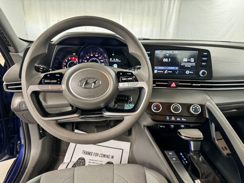 Used 2021 Hyundai Elantra SE image 13