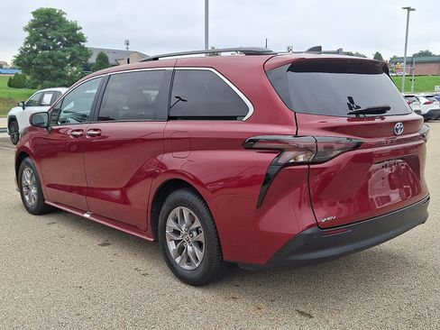 Certified 2025 Toyota Sienna XLE FWD image 4
