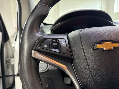 Used 2017 Chevrolet Trax LT w/ LT Convenience Package FWD image 12
