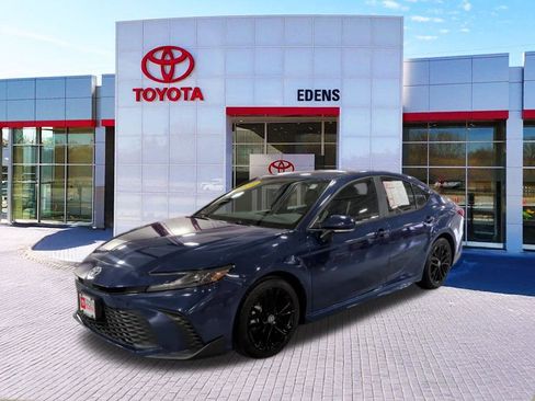 Used 2025 Toyota Camry SE image 11