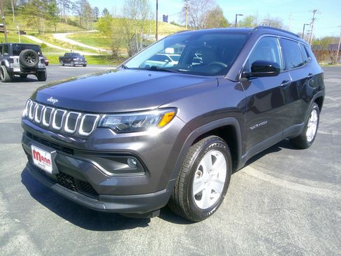 Used 2022 Jeep Compass Latitude FWD image 1