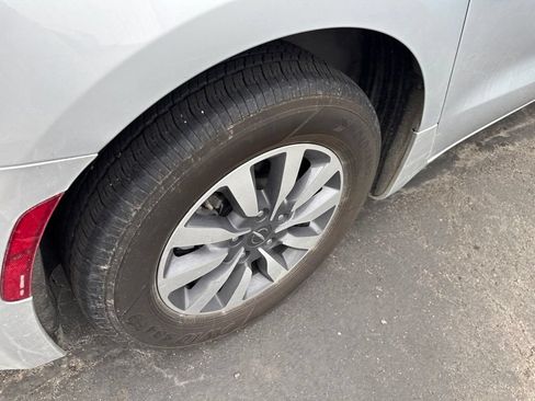 Used 2022 Chrysler Pacifica Touring-L FWD image 24