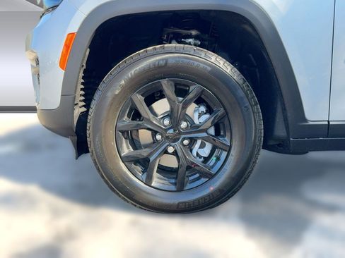 New 2025 Jeep Grand Cherokee Altitude image 11