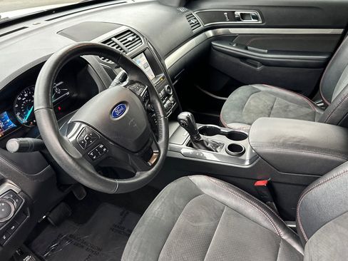 Used 2019 Ford Explorer XLT w/ Equipment Group 202A image 7