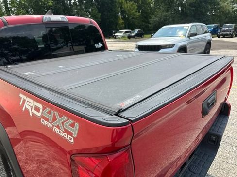 Used 2017 Toyota Tacoma TRD Off-Road w/ Premium & Technology Package AWD/4WD image 14