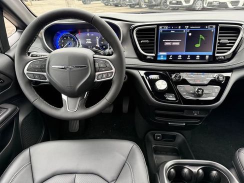 New 2026 Chrysler Pacifica Select image 3