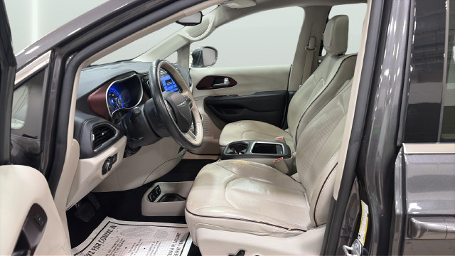 Used 2017 Chrysler Pacifica Limited w/ UConnect Theater Package FWD image 15