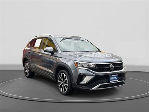 Certified 2024 Volkswagen Taos SE w/ Panoramic Sunroof Package image 1