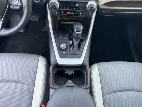 Used 2021 Toyota RAV4 Limited image 16