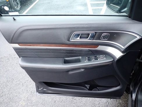 Used 2019 Ford Explorer Platinum image 22