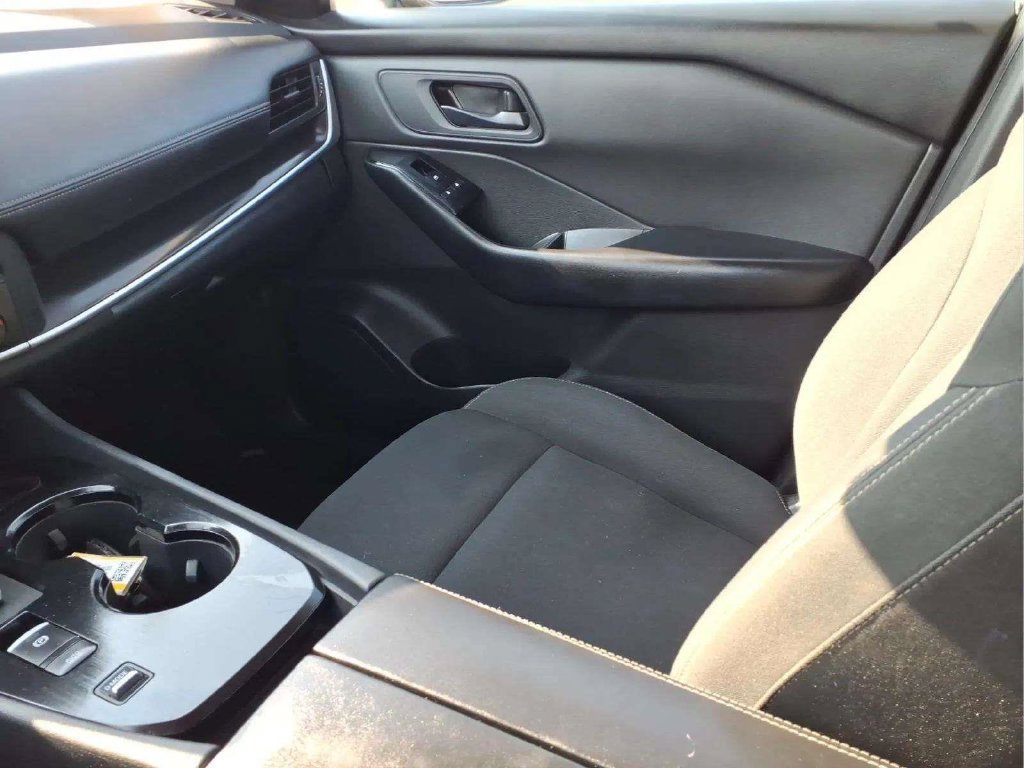 Used 2024 Nissan Rogue S FWD image 12
