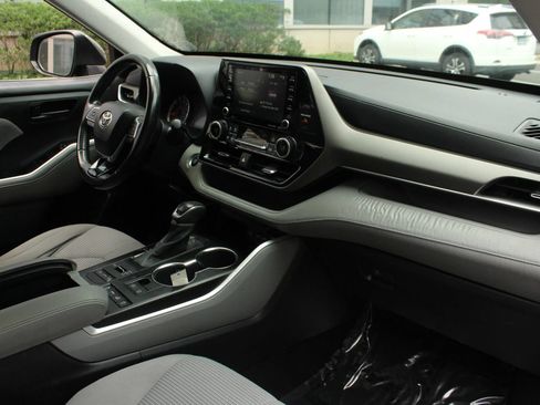 Used 2021 Toyota Highlander LE AWD/4WD image 28