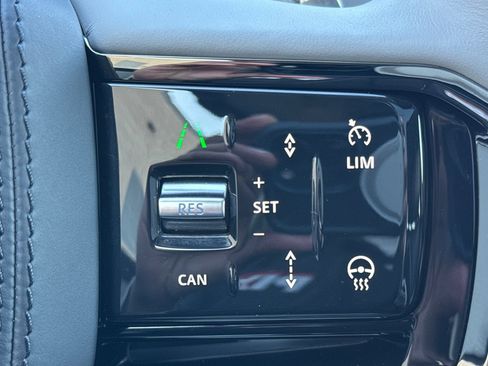 Certified 2025 Land Rover Range Rover Velar Dynamic SE image 29