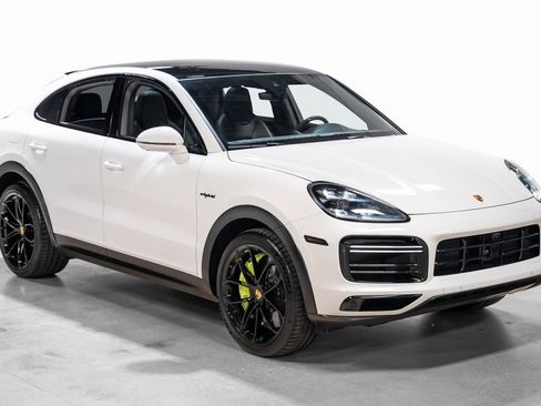 Used 2022 Porsche Cayenne Turbo S image 3