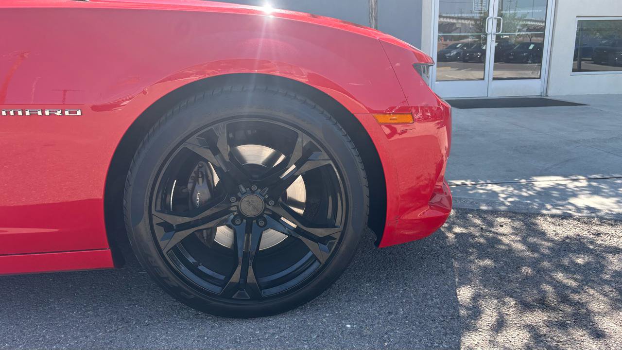 Used 2015 Chevrolet Camaro SS RWD image 2