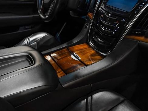 Used 2015 Cadillac Escalade Luxury AWD/4WD image 29