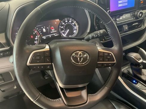 Used 2023 Toyota Highlander XLE image 13