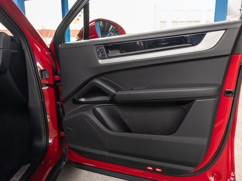 Used 2025 Porsche Cayenne S image 33