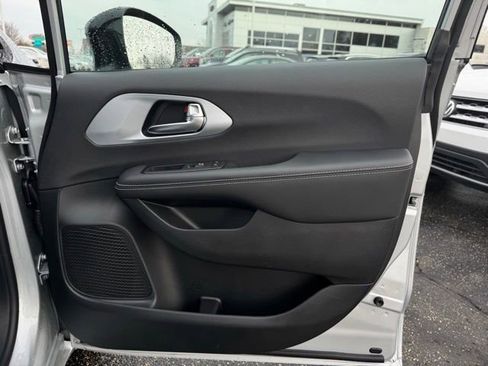 New 2026 Chrysler Pacifica Limited w/ Uconnect Theater Family Group image 14