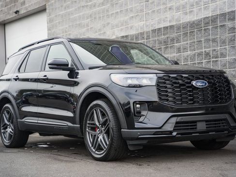 Used 2025 Ford Explorer ST-Line w/ ST-Line Street Pack image 2