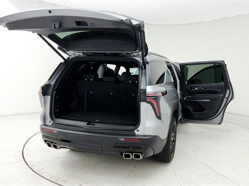 Used 2025 Chevrolet Traverse LT w/ Midnight/Sport Edition image 12