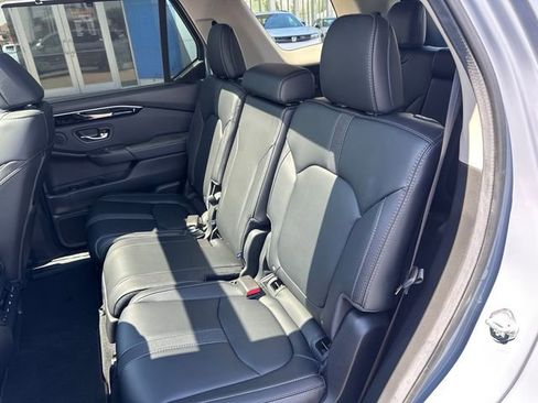 Used 2025 Honda Pilot Touring image 29