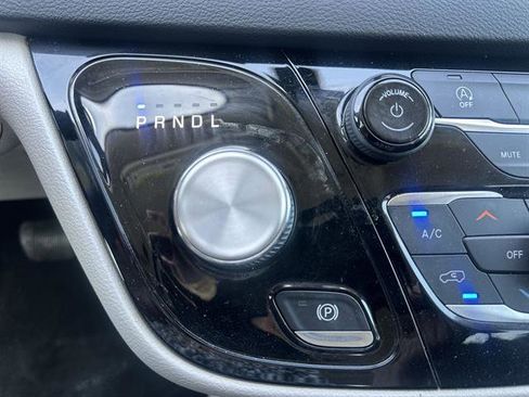 Used 2022 Chrysler Voyager LX image 19