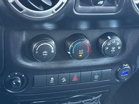 Used 2018 Jeep Wrangler Unlimited Sahara image 21