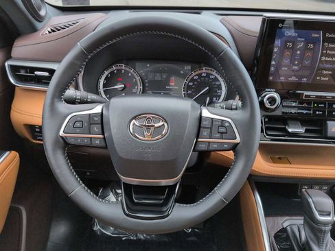 Used 2022 Toyota Highlander Platinum AWD/4WD image 25