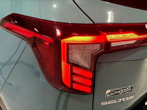 Used 2024 Kia Seltos EX AWD/4WD image 23