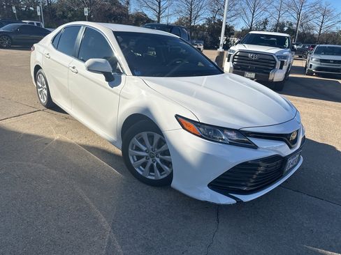 Used 2018 Toyota Camry LE image 2