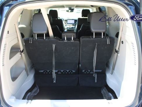 Used 2024 Chrysler Pacifica Touring-L FWD image 10