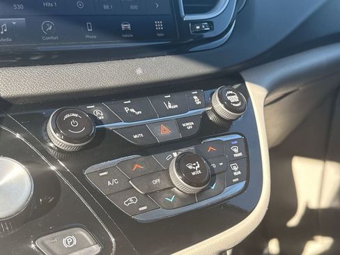 Used 2024 Chrysler Pacifica Touring-L image 18