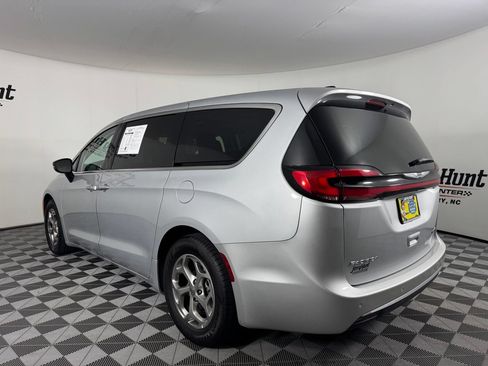Used 2024 Chrysler Pacifica Limited FWD image 8