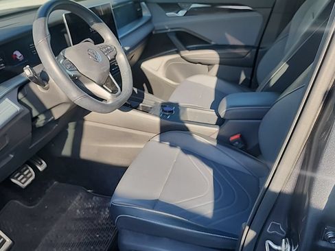 Used 2025 Volkswagen Tiguan SE R-Line AWD/4WD image 3